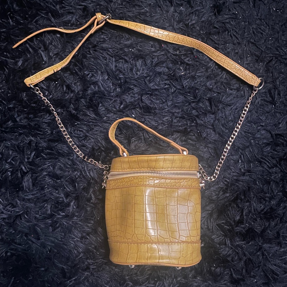 Yellow crocodile pattern purse. Cylindrical.